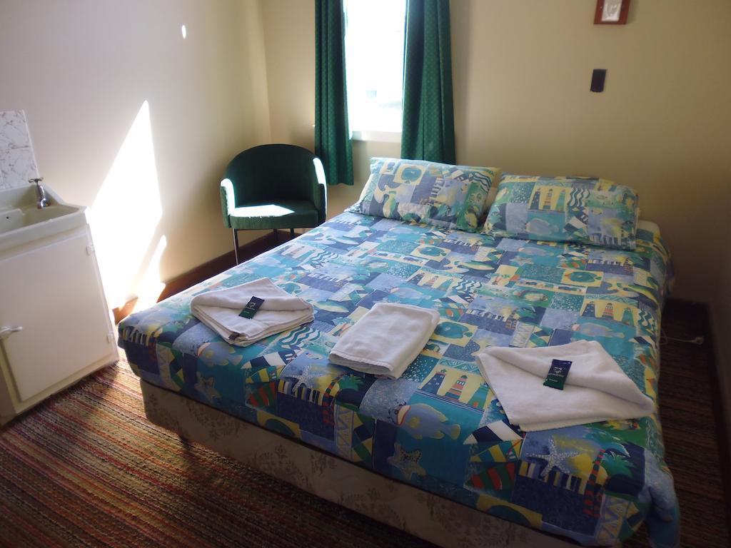 Happy Backpacker Penguin Quarto foto
